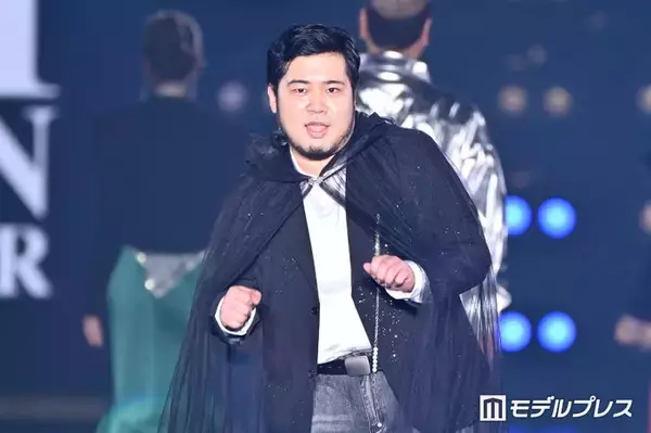 令和ロマン・松井ケムリ、レースマント姿でシークレット登場 終始笑顔でお手振り【関コレ2026S/S】