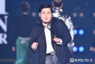 令和ロマン・松井ケムリ、レースマント姿でシークレット登場 終始笑顔でお手振り【関コレ2026S/S】