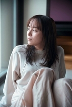 比嘉愛未、“ほぼすっぴん”でカメラに向かう 初エッセイ集「またね。」帯文も公開「私は人に執着しないはずなんですが」
