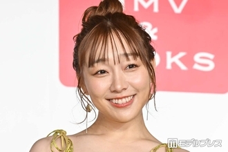 須田亜香里、ミニ丈衣装姿の美脚ショット公開「脚の長さが異次元」「さすがの着こなし」と反響