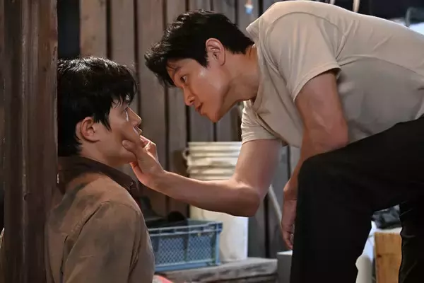 「リブート」“後半約20分”鈴木亮平一人二役の対峙シーンに圧倒された声続出「演技力凄まじい」【第5話ネタバレ】