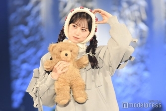 CANDY TUNE立花琴未、ガーリーなミニ丈コーデであざとい表情【サツコレ2025A/W】