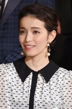 知念里奈、観劇に訪れた「95歳になるおばあちゃん」とのハグショット公開「お祖母様オシャレ」「素敵なお写真」と反響