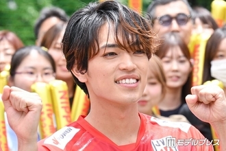 timelesz原嘉孝、石川祐希選手の強烈スパイク直撃で吹っ飛ぶ「思い出として墓場まで持っていきます」