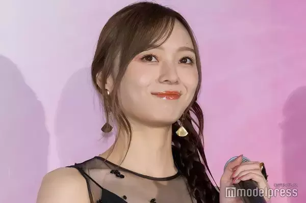 乃木坂46梅澤美波、二の腕スラリのタンクトップ姿 腕組みショットにファン歓喜「横顔綺麗すぎ」「大人な雰囲気」
