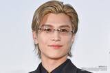 「三代目JSB岩田剛典、舞台挨拶でジョーク連発 同時通訳で英語化され「恥ずかしい」【金髪】」の画像1