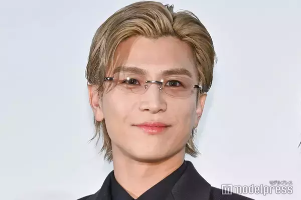 三代目JSB岩田剛典、舞台挨拶でジョーク連発 同時通訳で英語化され「恥ずかしい」【金髪】