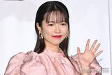 「島崎遥香、膝上ミニ×ロングブーツで美脚チラリ「スタイル抜群」「お人形さんみたい」と反響」の画像1