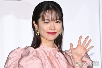 島崎遥香、膝上ミニ×ロングブーツで美脚チラリ「スタイル抜群」「お人形さんみたい」と反響