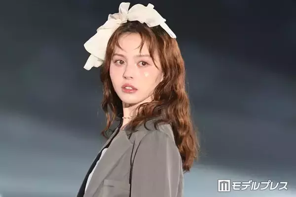 加藤ナナ、ミニ丈ワンピで美脚際立つ「スタイル抜群」「さすがの着こなし」と反響【サツコレ2026S/S】