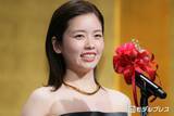 「小芝風花「べらぼう」花魁役で感じた“試練”「感情移入しすぎて」美肩のぞくドレスで圧巻オーラ【第34回 橋田賞】」の画像1