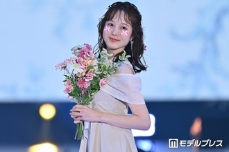 本田紗来、美肩＆美脚輝くミニ丈ワンピ姿に視線集中「透明感すごい」「理想のスタイル」【ガルアワ2026SS】