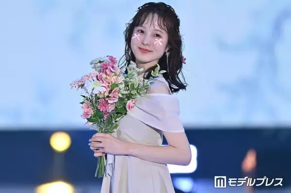 本田紗来、美肩＆美脚輝くミニ丈ワンピ姿に視線集中「透明感すごい」「理想のスタイル」【ガルアワ2026SS】