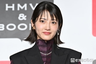 元乃木坂46若月佑美、水底でうずくまる水着姿公開「幻想的」「脚長い」と反響
