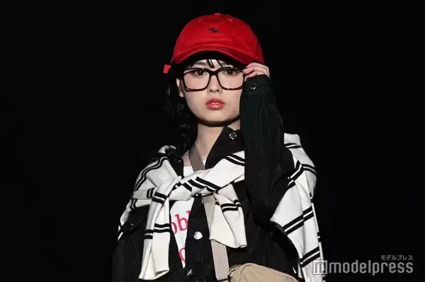 「今日好き」おひなさま（長浜広奈）赤キャップ×大きめメガネで登場 ミニスカセットアップ姿に視線集中【TGCあいち・なごや2026】