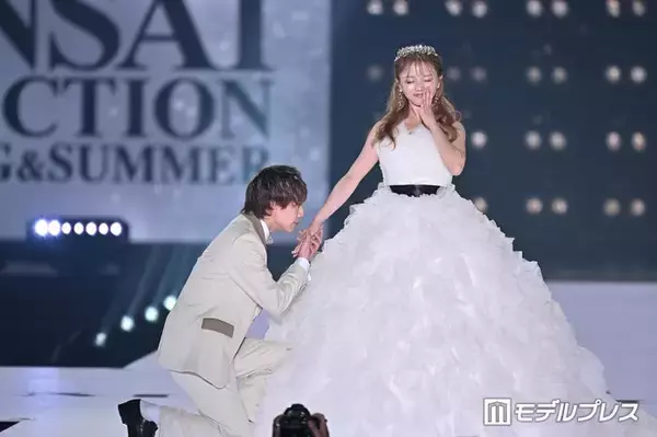 「ばんばんざい・ぎし、妻・桜井美悠の手にキス タキシード＆ドレス姿で恋人繋ぎ【関コレ2026S/S】」の画像