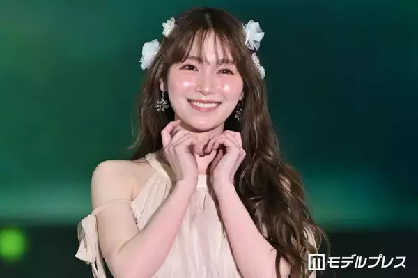 櫻坂46守屋麗奈、ホルターネックワンピ姿で笑顔輝く「妖精みたい」「正解すぎる」と反響【ガルアワ2026SS】