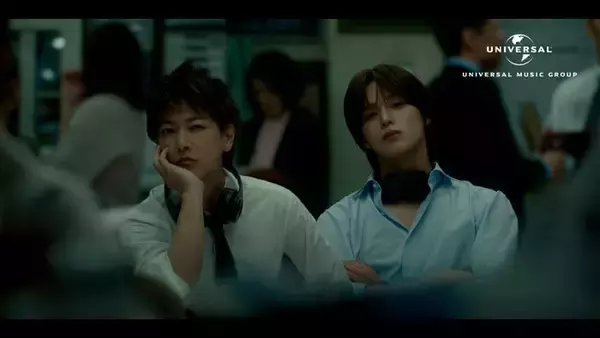 佐藤健＆K（&TEAM）新CM「花火の夏」篇解禁・舞台は会議室 Mrs. GREEN APPLE人気曲が世界観演出