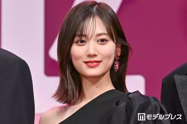 山下美月、美肩際立つワンショルドレス姿披露「神話の女神みたい」「華奢で憧れる」と絶賛の声