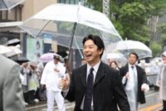 仲野太賀＆池松壮亮、“豊臣兄弟”が「博多どんたく 港まつり」に出陣 雨の沿道歩き盛り上げる