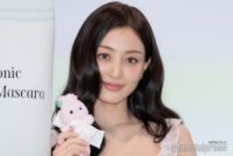 TWICEジヒョ、脚線美際立つ肌見せブラックコーデが話題「大人っぽくて見惚れる」「目が離せない」