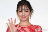 「横田真悠、黒ホルターネックミニワンピで圧巻美脚披露「等身すごすぎ」「圧倒的な美しさ」」の画像1