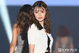 「「イッテQ！」出川ガールで話題のモデル、スラリ美脚際立つミニ丈ワンピでカフェ巡り「完璧な脚線美」「お人形さんみたい」と反響」の画像1