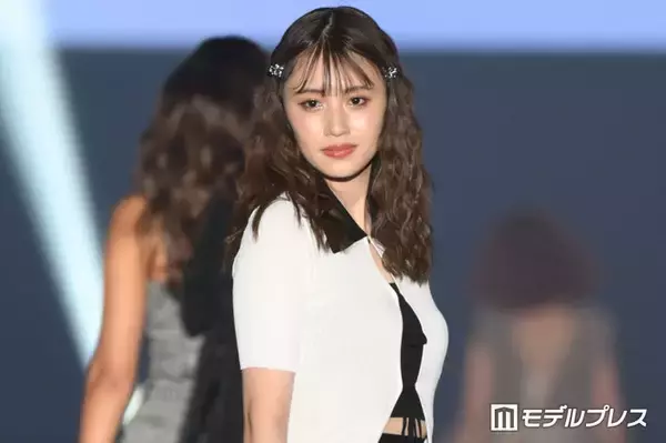 「イッテQ！」出川ガールで話題のモデル、スラリ美脚際立つミニ丈ワンピでカフェ巡り「完璧な脚線美」「お人形さんみたい」と反響