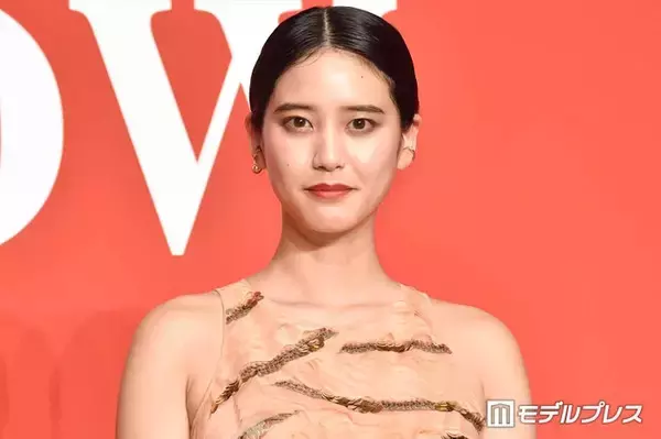 山崎紘菜、脚線美際立つアシメスカート姿に絶賛の声「ため息が出るほど美しい」「神スタイル」