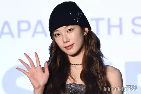 LE SSERAFIMカズハ、美脚際立つショーパン×柄タイツ姿に反響「座ってるだけで絵になる」