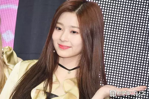 IZ*ONE出身キム・ミンジュ、美脚際立つ撮影中ショット公開「完璧な美」「脚長すぎて二度見」と反響