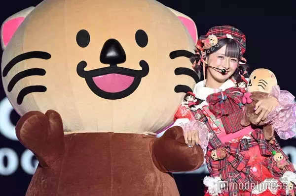 しなこ、愛知の人気キャラ「らこぽん」と仲良しランウェイ プレゼント投げ入れファンサービスで観客沸かす【TGCあいち・なごや2026】