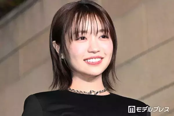 大原優乃、美デコルテ際立つベアトップ衣装ショットに反響「鎖骨くっきりで美しい」「大人っぽくて素敵」