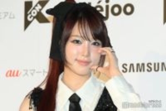 IZ*ONE出身イェナ、ショーパン×黒ストッキング姿で圧巻美脚見せ「ビジュアルが強い」とファン絶賛