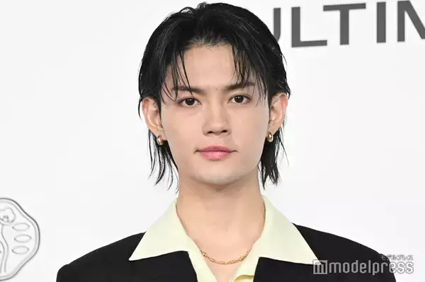 M!LK佐野勇斗、黒スーツ×黄色シャツで春らしい着こなし グループへの愛語る「考えない日は1日たりともない」【ULTIMUNE with LISA POP UP EVENT】