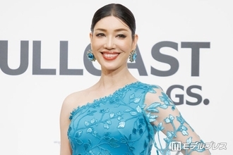 アンミカ「2人でモノトーン」夫との密着腕組みショットに絶賛の声「スタイル異次元」「映画のワンシーンみたい」