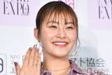 「村上佳菜子、夫顔出し密着2ショット公開 しばらくの遠距離報告に「笑顔が素敵」「ぴったりくっついてて可愛い」」の画像1