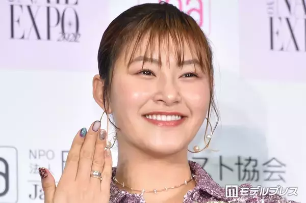 村上佳菜子、夫顔出し密着2ショット公開 しばらくの遠距離報告に「笑顔が素敵」「ぴったりくっついてて可愛い」