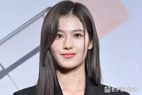 TWICEサナ、アメスリから美肩際立つ「ラインが綺麗すぎる」「美の極み」と反響相次ぐ