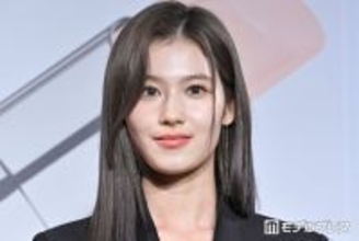 TWICEサナ、アメスリから美肩際立つ「ラインが綺麗すぎる」「美の極み」と反響相次ぐ