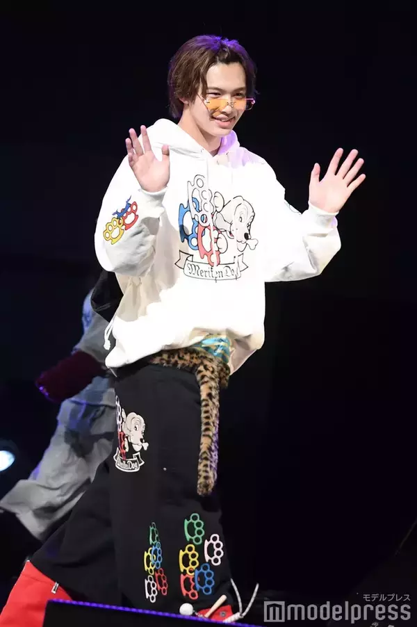 「今日好き」今井暖大、メガネずらしにキュン ポンパドール×ヒョウ柄ベルト姿に「イケイケ」「かっこよすぎ」と反響【学生ランウェイ】