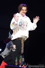 「今日好き」今井暖大、メガネずらしにキュン ポンパドール×ヒョウ柄ベルト姿に「イケイケ」「かっこよすぎ」と反響【学生ランウェイ】