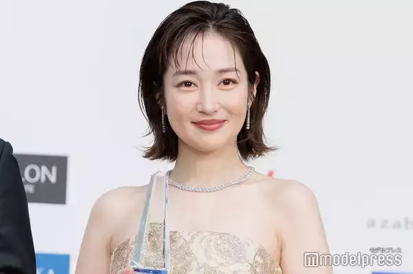 高梨臨、ミニスカゴルフウェア姿で美スタイル披露「脚が綺麗すぎる」「ポーズが可愛い」の声