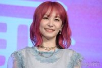 LiSA“超ミニ丈”×破れた網ソックスで美脚披露「カッコ良すぎ」「圧倒的存在感」の声
