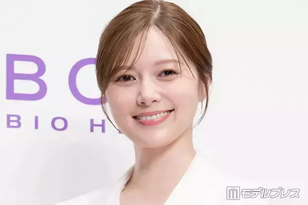 白石麻衣、みぎわさん風衣装で三つ編み＆メガネスタイル「お人形さんみたい」「再現度高い」と反響