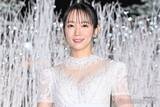 「吉岡里帆、美デコルテ透ける純白ドレスで点灯式登場 クリスマスは毎年“人間ドック”も「今年は健康診断どころでは…」」の画像1