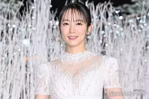 吉岡里帆、美デコルテ透ける純白ドレスで点灯式登場 クリスマスは毎年“人間ドック”も「今年は健康診断どころでは…」