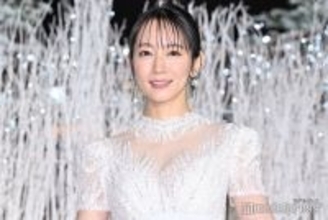 吉岡里帆、美デコルテ透ける純白ドレスで点灯式登場 クリスマスは毎年“人間ドック”も「今年は健康診断どころでは…」