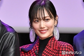 山下美月、肩出しドレス姿に絶賛の声「美しさが限界突破」「骨格から綺麗」