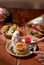 コナズ珈琲から新ブランド「KNOWS COFFEE」千葉に1号店 パンケーキバー＆製法選ぶコーヒー体験